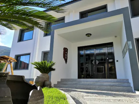 Yishan Jiushe Hostel Отели рядом с достопримечательностью «Shiziwo Temple»