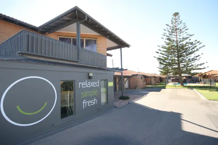 Geraldton's Ocean West Holiday Units & Short Stay Accommodation Отели в г. Махометс Флэтс