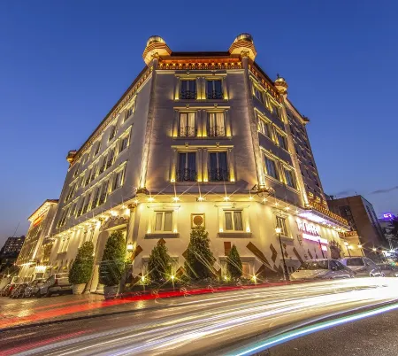 Hotel Taj Mahal Отели рядом с достопримечательностью «Former U.S. Embassy»