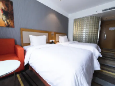 稲城亞丁ホリデイ イン エクスプレススイートホテル 稲城のホテル