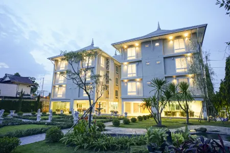 Nantra Chiangmai Riverfront Hotel Отели рядом с достопримечательностью «Wat Si Bunruang»