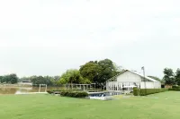 The Zeit River Kwai Hotel in zona Kanchanaburi Badmintan Course