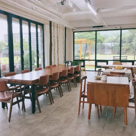 Jeju Camp Harris Spa Pension Отели рядом с достопримечательностью «Лес Биджарам»