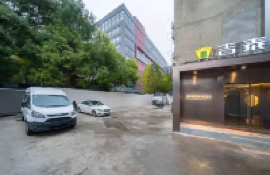 Jitai Zhishang Hotel (Shanghai Daning International Yanchang Road Subway Station) Hotel di Shanghai