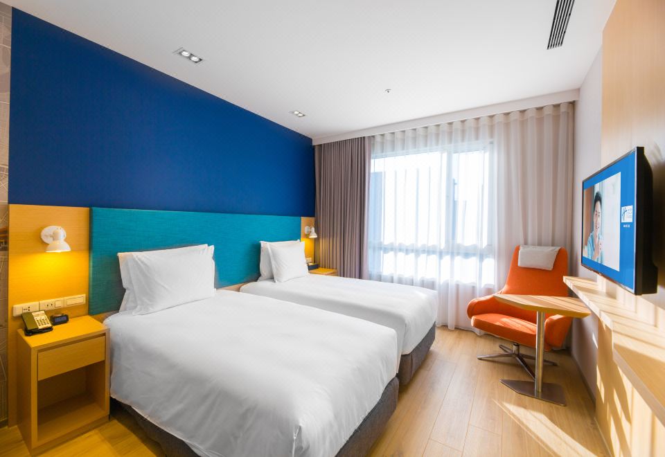 4. 홀리데이 인 익..