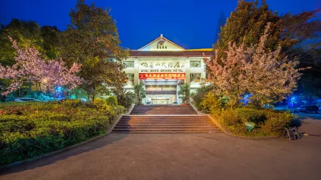 Emei Shan Grand Hotel Отели рядом со станцией Emeishan Railway Station