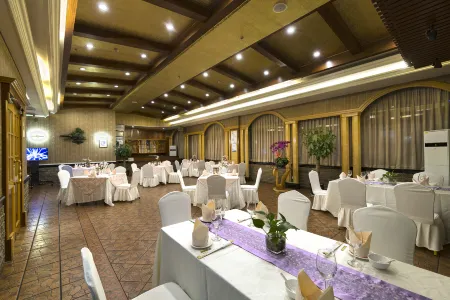 Kunming Green Land Hotel Отели рядом с достопримечательностью «Fenghuangshan Kepu Ecology Park»