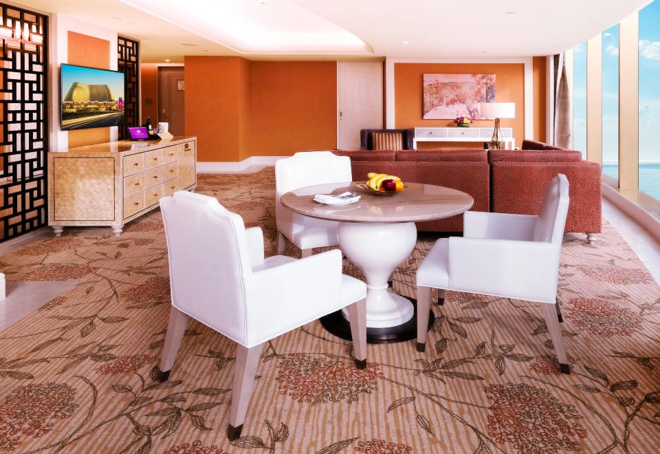 [오카다 마닐라의 웅장한 로비 또는 입구 이미지]