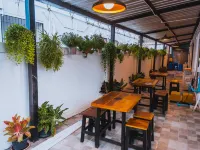 馬裡宗飯店及公寓 提瓦农路口附近的飯店