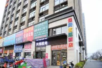 Luoyang Jiaxuan Theme Hotel (Longmen High-speed Railway Station Baolong Plaza)