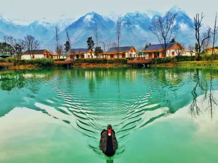 DUAN QIAO YU GE Homestay Отели рядом с достопримечательностью «Bailu Limestone Cave Wonder Peak»