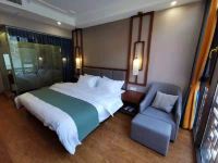 汶川富和美酒店 - 江景高级大床房