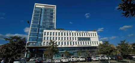 Berlin Mountain View Hotel Отели рядом с достопримечательностью «Yuewang Tower»