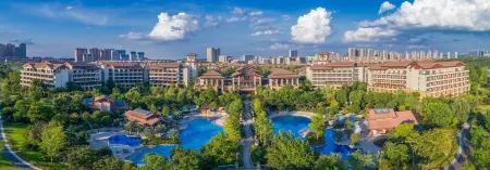 Hilton Wuhan Optics Valley Отели рядом с достопримечательностью «Squirrel Paradise»