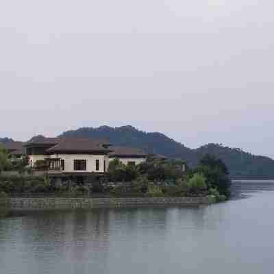 愛居全湖景泳池花園別墅 Rooms