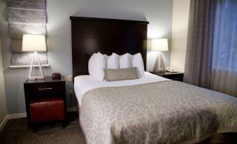 a well - organized hotel room with a bed , nightstands , and lamps , as well as a nightstand lamp on the side of the at Sonesta ES Suites San Francisco Airport San Bruno