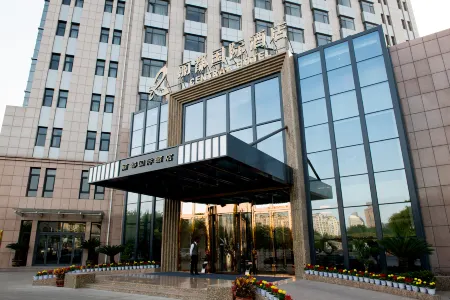 Central Hotel Отели рядом с достопримечательностью «Northeastern University at Qinhuangdao (East Gate 1)»
