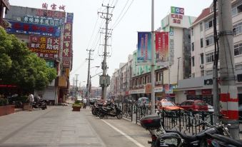 100 Inn (Small Shanghai pedestrian street)