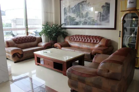 Wuchuan Hongguan Business Hotel Отели рядом с достопримечательностью «Chenlanbin Former Residence»