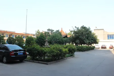 7 Days Premium Hotel (Jiyuan Tiantan Road Xinyao City Plaza) Отели рядом с достопримечательностью «Wangwu Mountain»