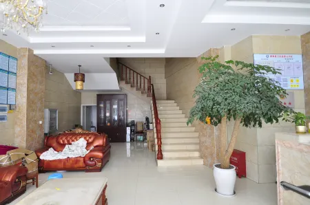 Tonghai Jinfeng Hotel Отели рядом с достопримечательностью «Tonghai Confucian Temple»