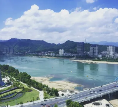 David Hotel Apartment (Tonglu Lishi department store) Отели рядом с достопримечательностью «Binjiang Ecology Park»