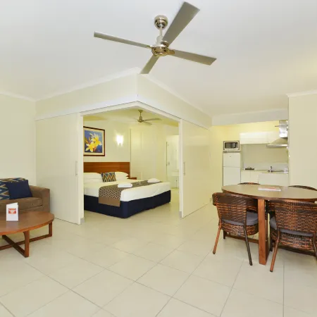 Cairns Queenslander Hotel & Apartments Отели рядом с достопримечательностью «Кладбище Мак-Леод стрит Пайонир»