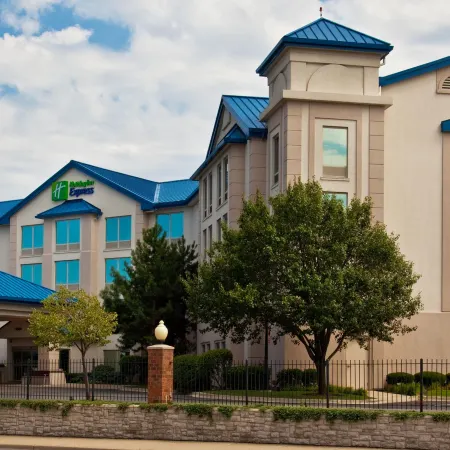 Holiday Inn Express & Suites CHICAGO-MIDWAY AIRPORT by IHG