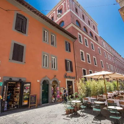 短笛許願池套房飯店 石頭廣場（Piazza di Pietra）附近的飯店