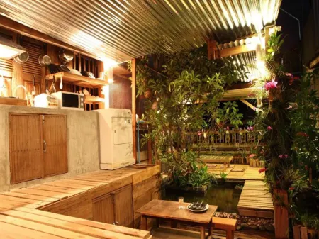 SongPhuaMia Guesthouse Отели рядом с достопримечательностью «Kaeng Khut Khu»