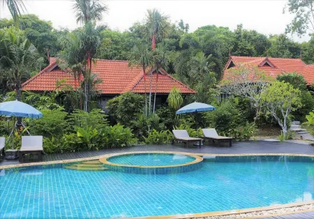 Tropicana Lanta Resort Отели рядом с достопримечательностью «Thung Yee Pheng Mangrove Forest»