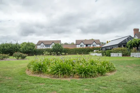 Mick O'Sheas Отели в г. Clarendon