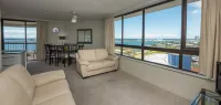 Palmerston Tower on Southport Broadwater Hotel a Labrador