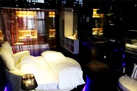 Luoyang Jiaxuan Theme Hotel (Longmen High-speed Railway Station Baolong Plaza)