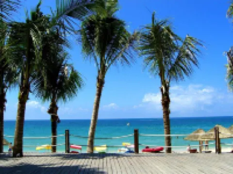 Sanya Golden Elephant Hotel (Dadonghai Summer Department Store)