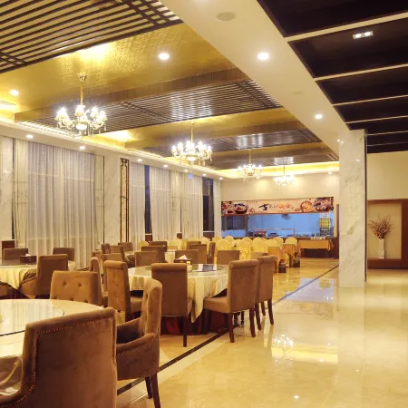 Dongbao Wenquan Grand Hotel (Ruili Caifu Plaza)