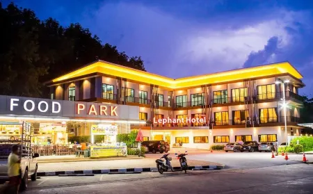 The Lephant Hotel Отели рядом с достопримечательностью «Wat Sathol Thammaram»