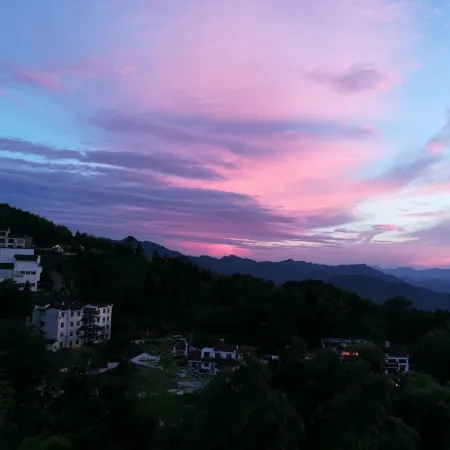 Jiuhuashan Huxiangge Homestay (Meat Body Palace Branch)