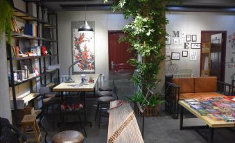 Not Alone Minyao Youth Hostel