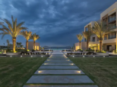 فندق كمبينسكي Hotels near منتزه شاطئ الموج