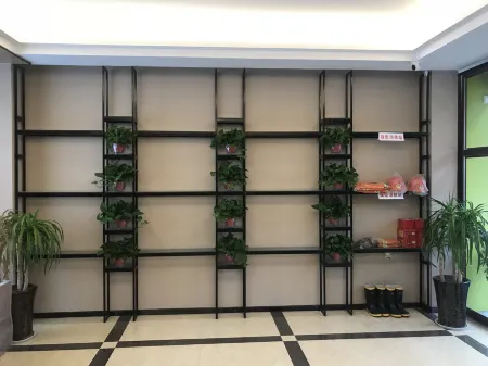 Jinjiang Hotel (Shenqiu North Station) Отели в г. Шэньцю