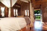 Desa Dunia Beda Resort Hotels in Гили Траванган