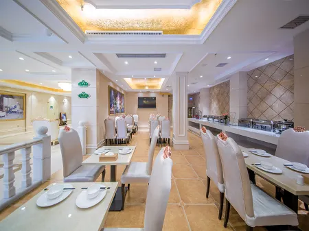 Vienna Hotel (Wuhan High speed Railway Station Honggangcheng Subway Station Store) Отели рядом с достопримечательностью «Wuhan Keji Daxue Chengshi College»