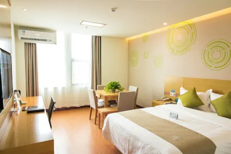 GreenTree Inn Express Hotel (Jingjiang Xinjian Lu Decheng Plaza) Отели рядом с достопримечательностью «Huaide College of Changzhou University (Jingjiang Campus)»