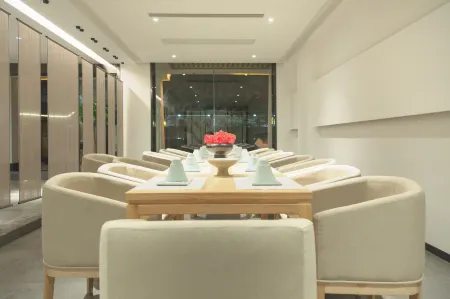 Manting · M Meishu Resort Hotel (Zhangjiajie National Forest Park Wulingyuan Branch) Отели рядом с достопримечательностью «Xibu Street»