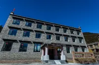 Daocheng Yunshantai Hotel