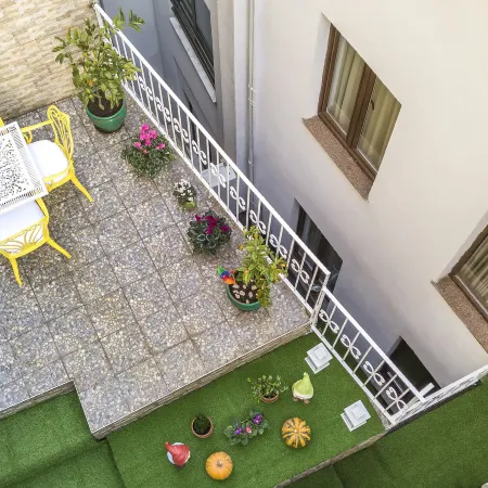 Royan Suites