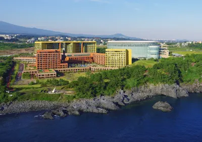Jeju Booyoung Resort Отели рядом с достопримечательностью «Daepo Jusangjeolli Cliff»