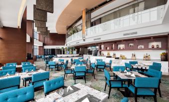 There is a restaurant in the center with tables and chairs, as well as additional seating areas at Shenzhen Huaqiang Plaza hotel (Huaqiangbei Metro Station)