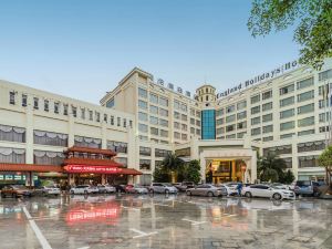 Zhanjiang Yinglun Holiday Hotel (Mazhang High Speed Railway Station Shop)